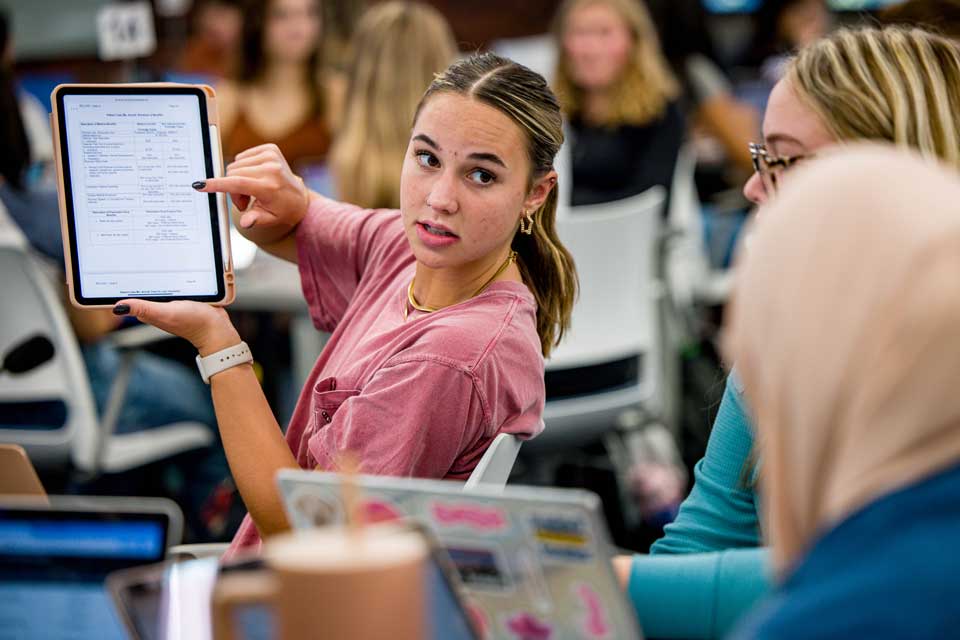 Students collaborate in a college seminar class